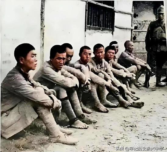 1947年，一敌军少校被我军俘虏，连长刚想审他。怎料，这名少校竟从容地说：“同志