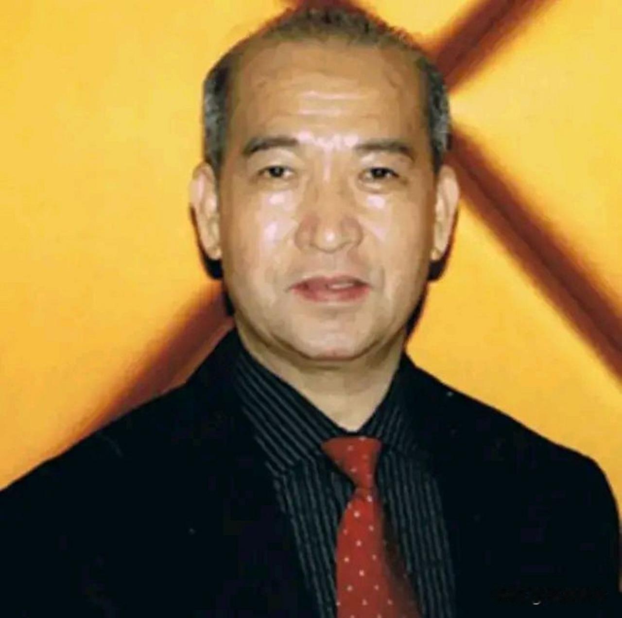 他放弃中国国籍，转头加入英国。在英国，他打扮成乞丐，四处捡废品，引人嘲笑。谁料2