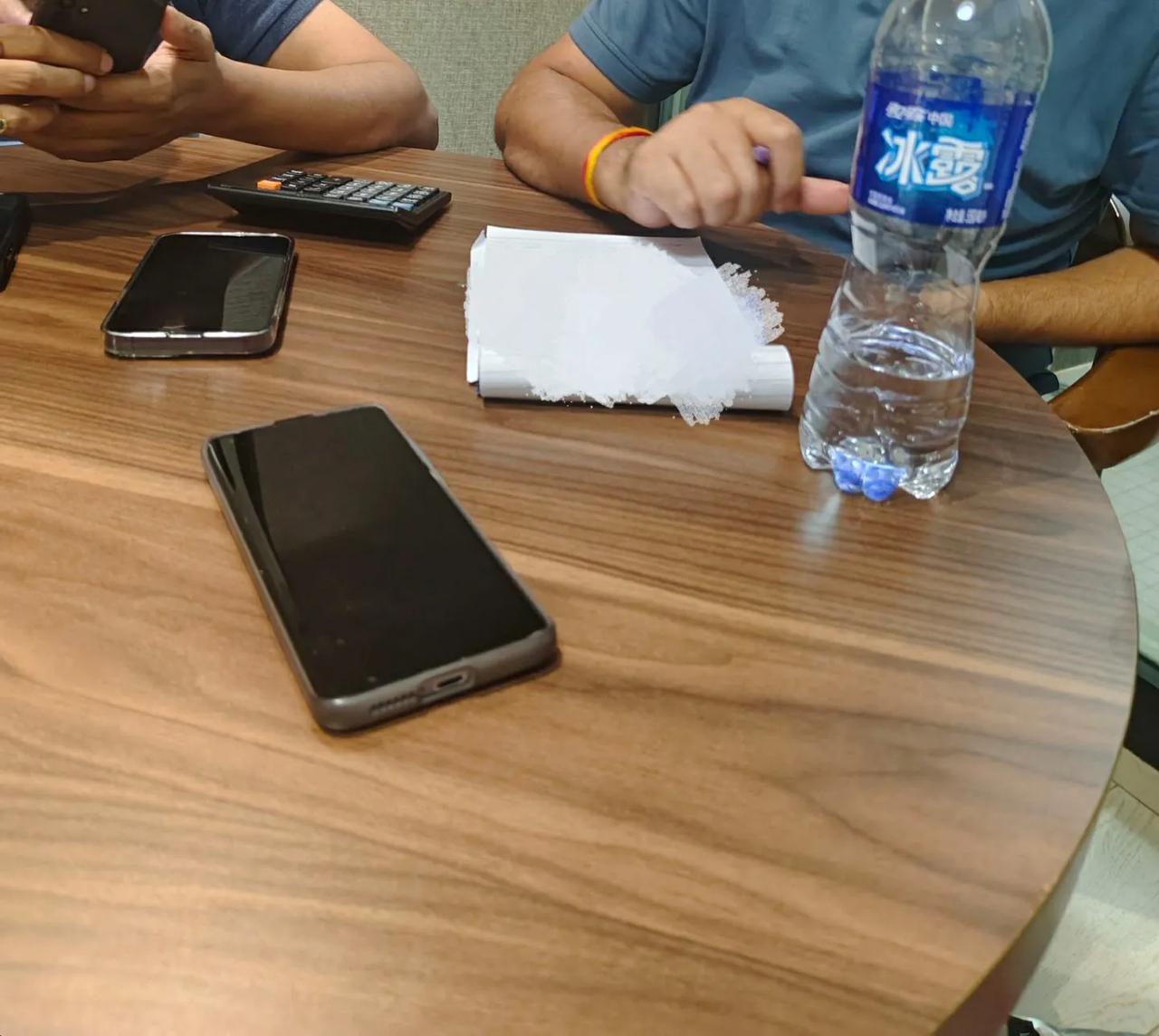 晚上1点了还和我的VIP客户在他房间谈，大家哈欠打个不停，还在坚持。7月份他刚给