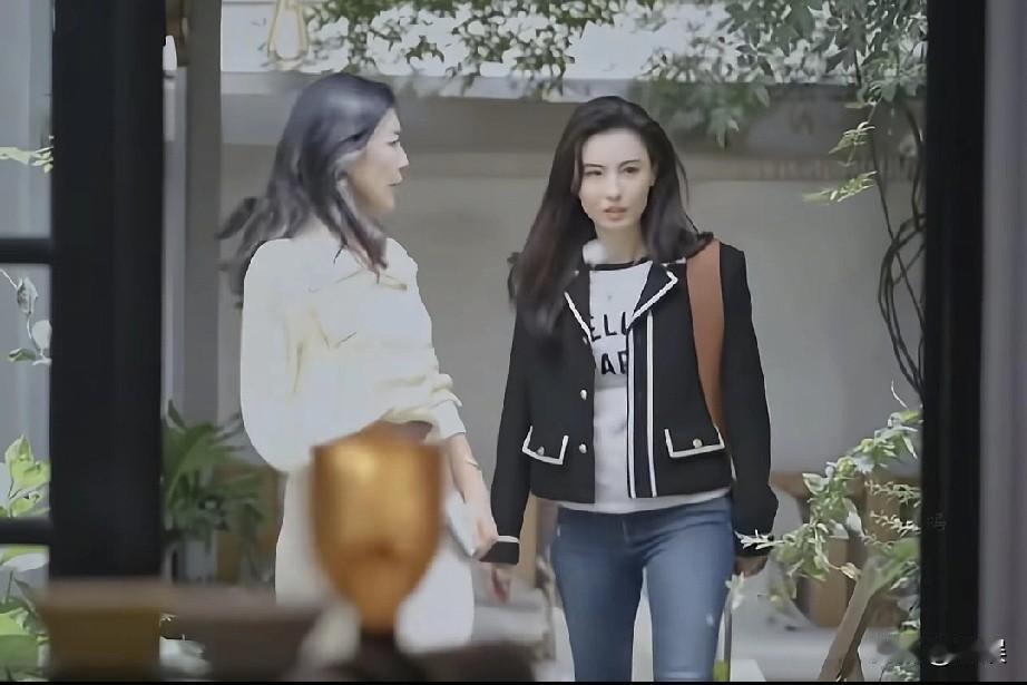 张柏芝穿简约黑白配+牛仔裤