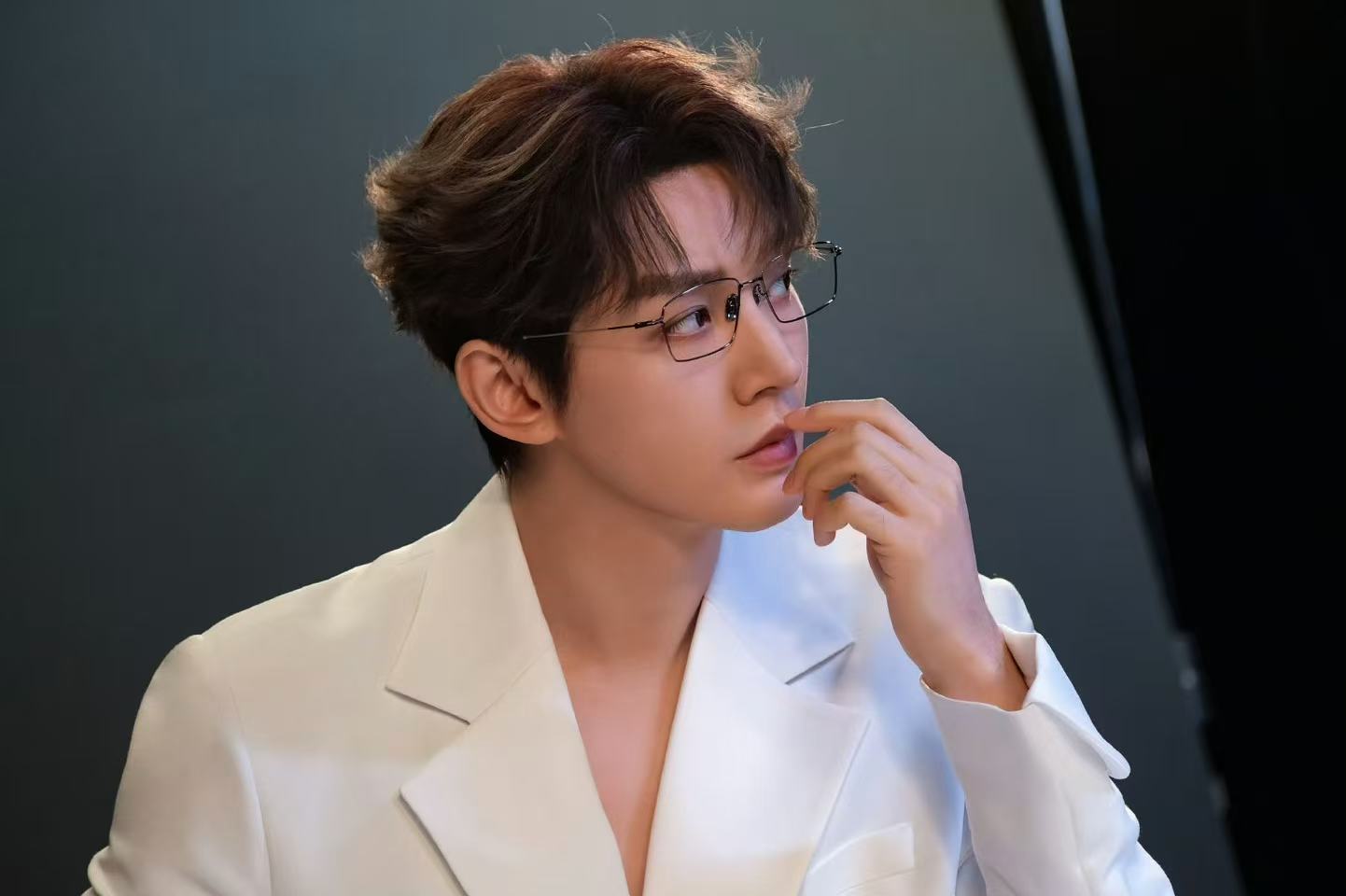 邓为戴银框眼镜太夯了邓为这身也太清新自然了，有一种阳光美好的感觉，状态是真好，太