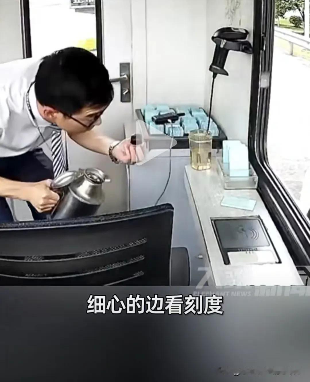 一位女司机过收费站要水
并且要150的
男收费员秒懂
你是用来泡奶粉的吧
女司机