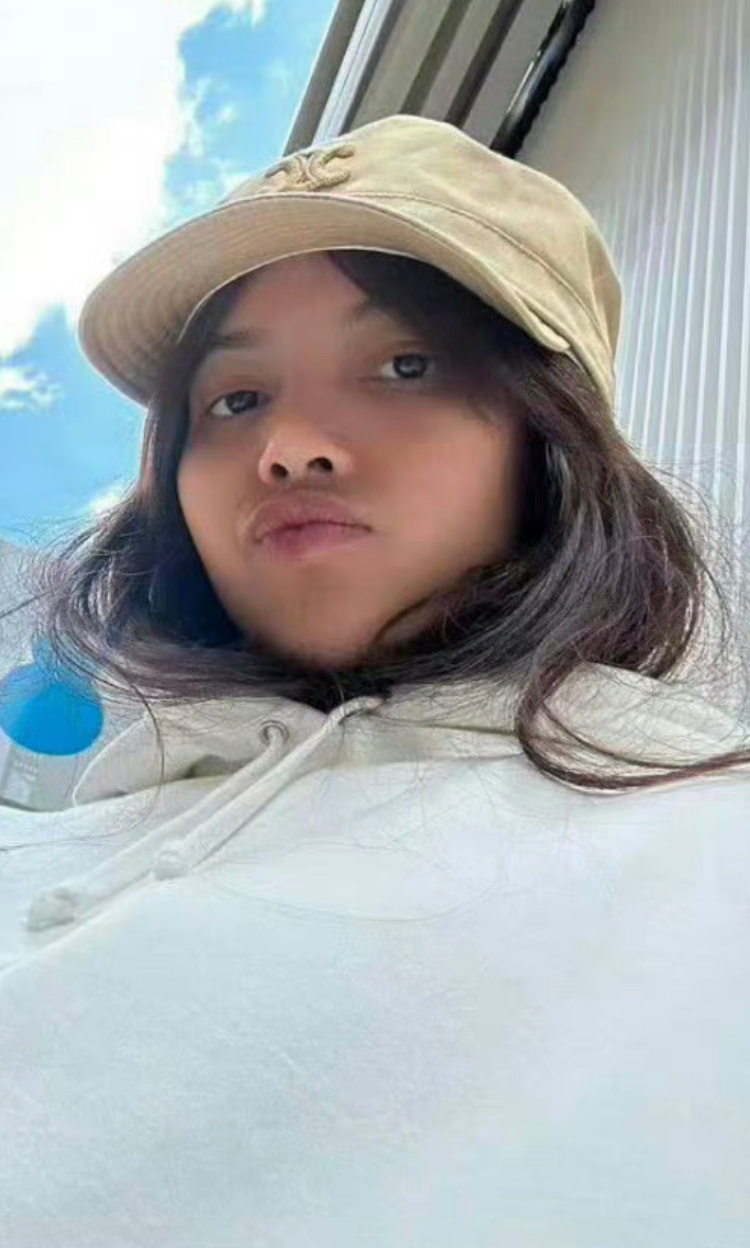 #Lisa机场素颜#东南亚大嘴猴哪里好看？[二哈] 好像东南亚街边那些晒鱼的村姑