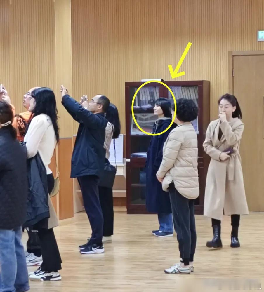 47岁的袁泉给女儿开家长会小孩学费不过8.8万，对于明星家庭来说简直是小菜一碟，