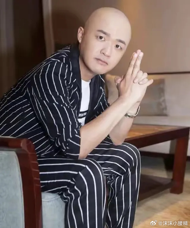 我就说嘛，难怪包贝尔敢骂的这么大声！原来这个程青松不仅自己是男同，最关键是他自己