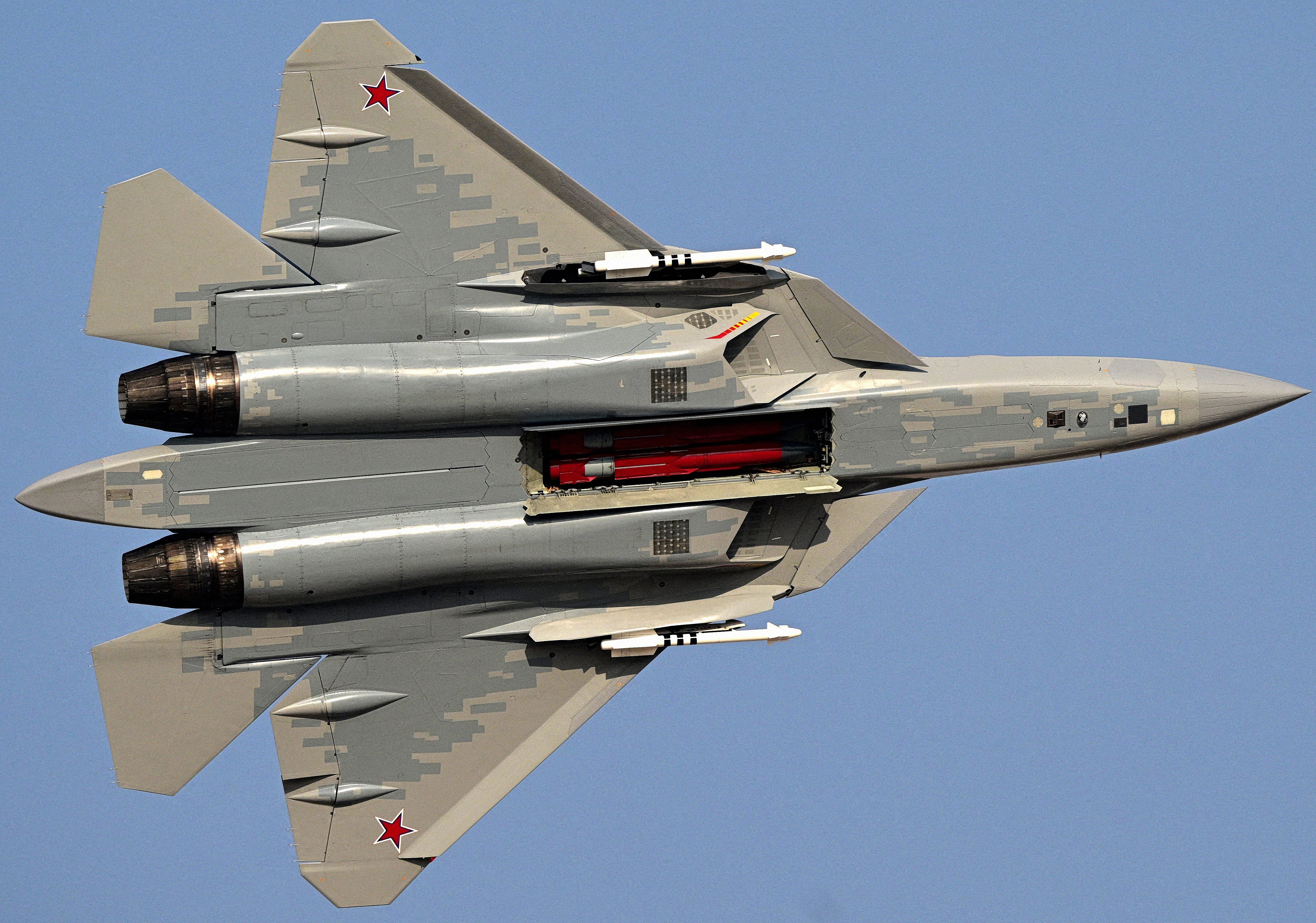 SU-57开弹舱，中部前后2个弹舱，每个弹舱可容纳2枚Х-58УШКЭ