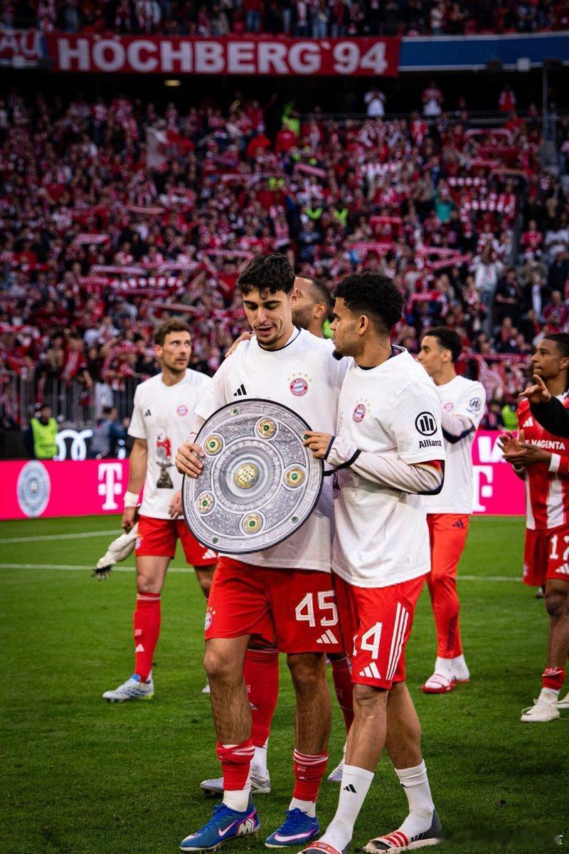 拜仁提前4轮夺冠Aleksandar Pavlovic & Luis Diaz 