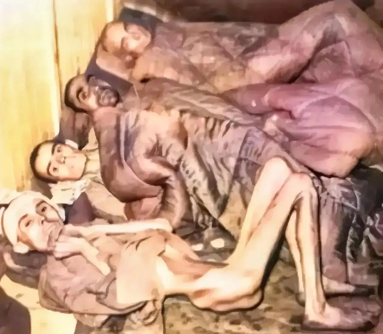 1945年，纳粹集中营，画面中四名犹太人躺在地板上，他们的面容尽显疲惫和恐惧，仿