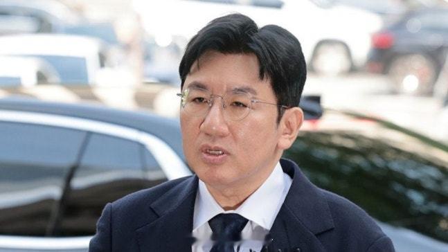 警方申请拘捕方时赫 据韩媒21日报道，警方对涉嫌“欺诈性不正当交易”的HYBE议