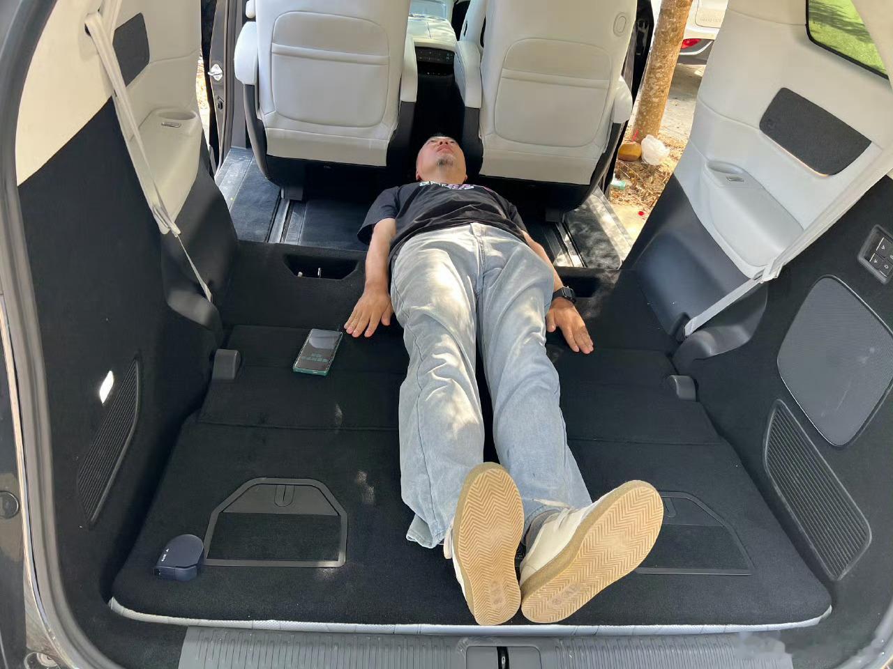 L80看起来真的不错，下来找个店，躺下试试我178，应该能跟X9一样完全躺平，这