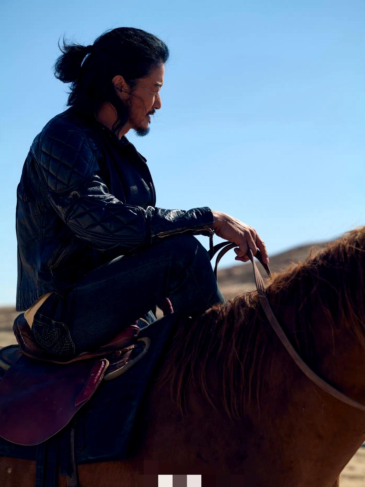 吴京转型成功！留长发留胡须，解锁儒雅新人设，太绝了！
 

吴京换风格了！真的太