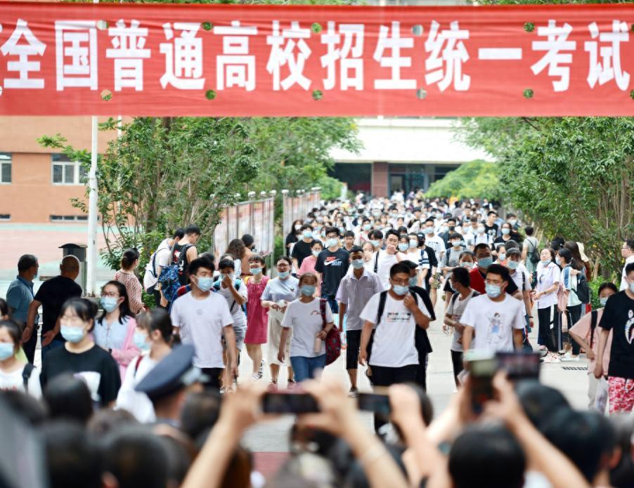 高考报名人数“大跳水”！23年1291万，24年1342万，25年令人意外。
 