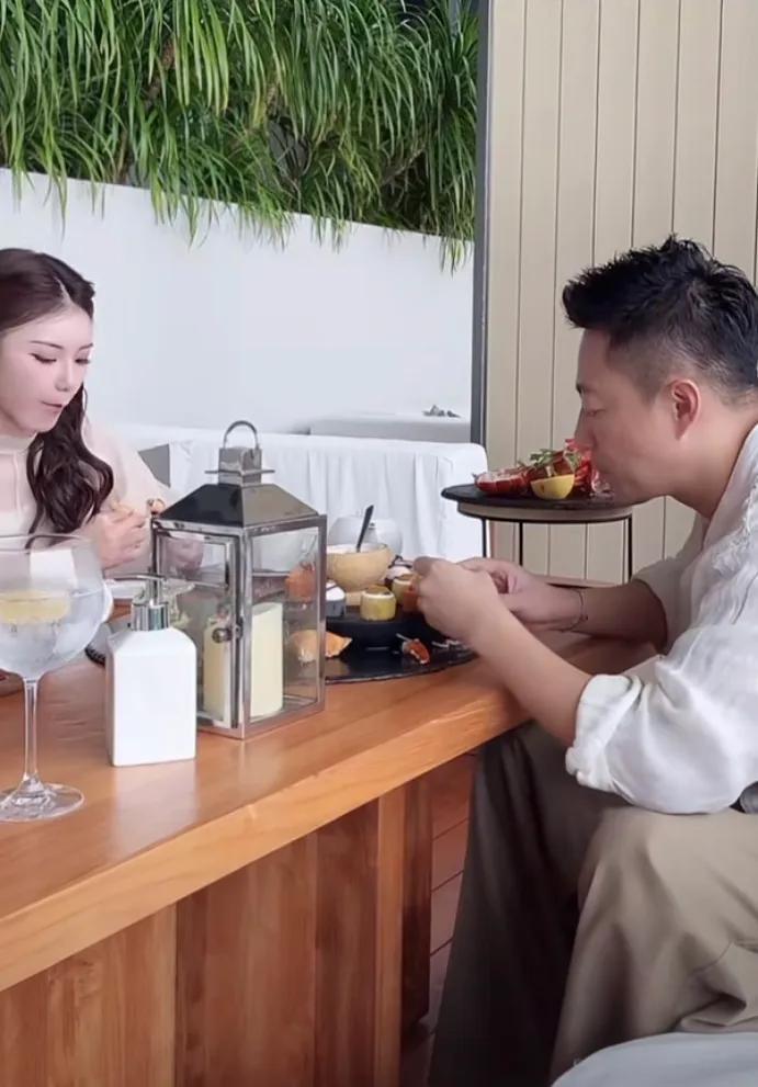 如今汪小菲还是那个剥虾人，只是吃的人换了。
还记得大S的剥虾论吗？小时候是爸爸给