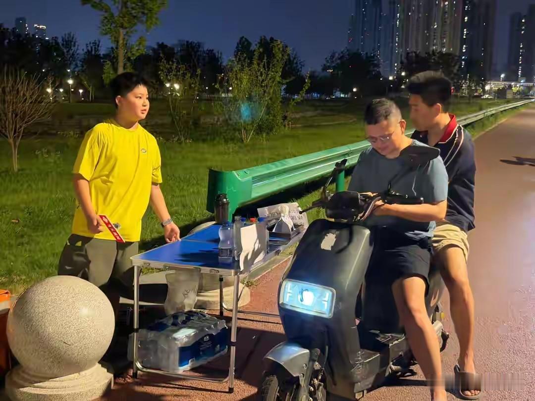 谁这么好意思，白喝了武汉十岁“小孩哥”卖的水。

近日，武汉十岁“小孩哥”胡楷奇