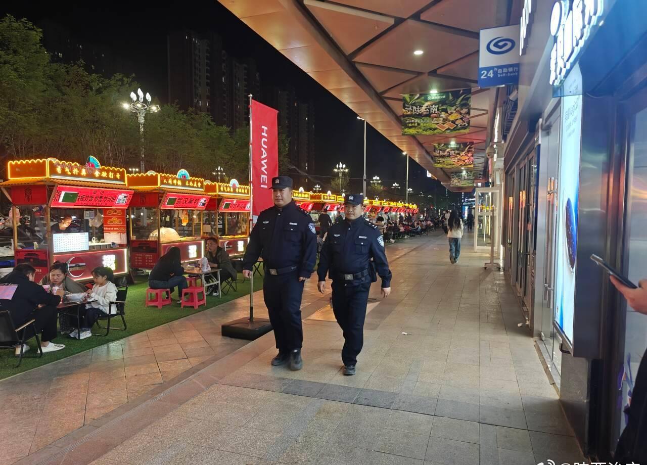 【加强夜间巡逻防控】近日，咸阳秦都陈杨所根据辖区实际情况组织民警加强夜间巡逻防控