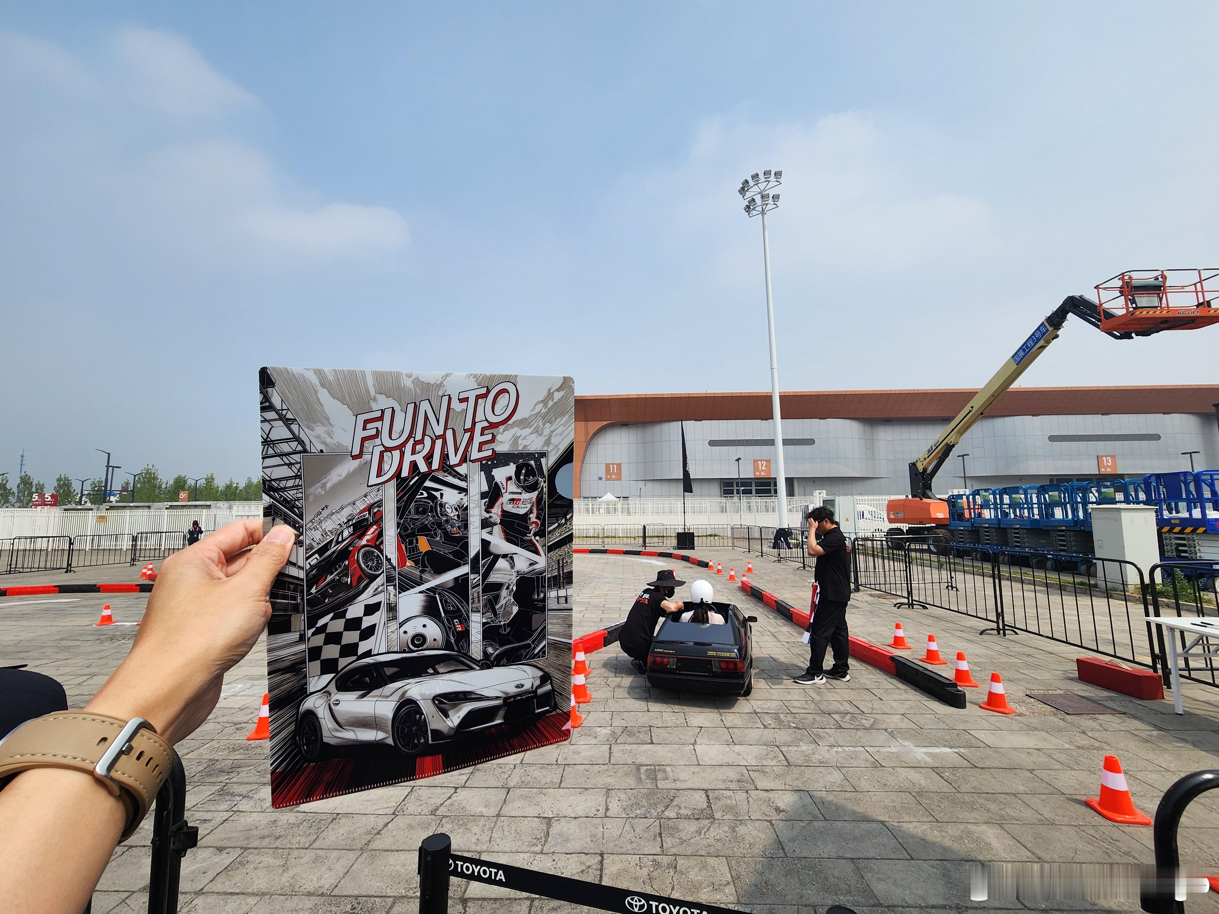 这次车展给大家带了一个非常好看的书夹，回去给大伙抽了，大家记得定时打铁大v聊车北