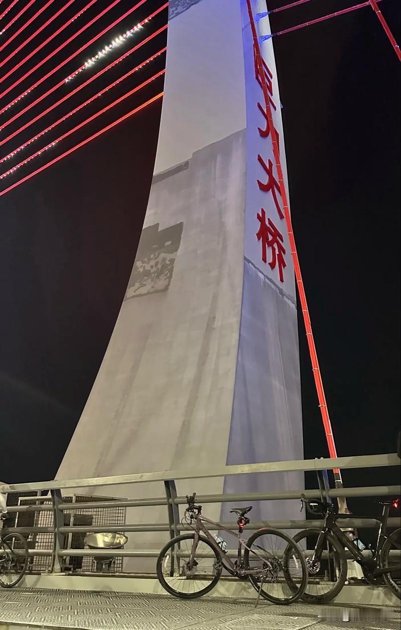 2013年，保定市在当地东风路东延建了一座大桥，这座大钱横跨京港澳高速，施工难度