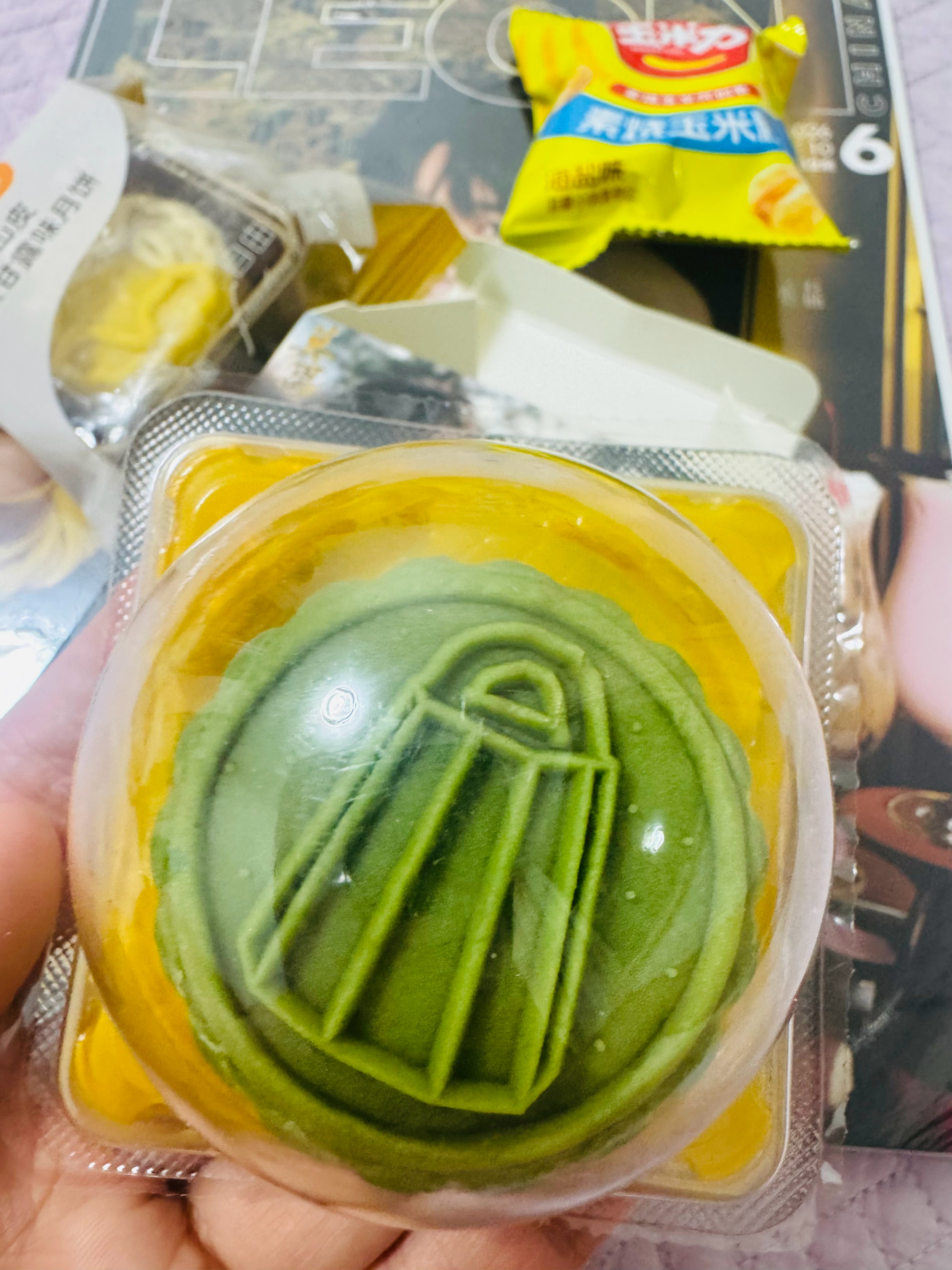 寻思吃一块朋友邮来的胖东来月饼🥮，突然间想起来去年墨修尧送的月饼🥮还没吃，哈