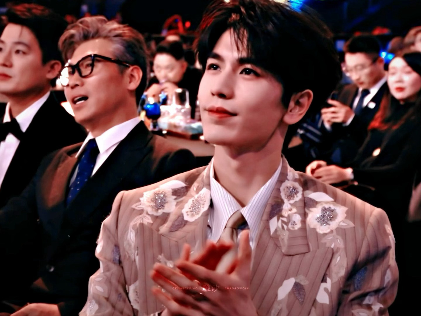 我说这套look的张凌赫完全何苏叶来的尖叫之夜内场