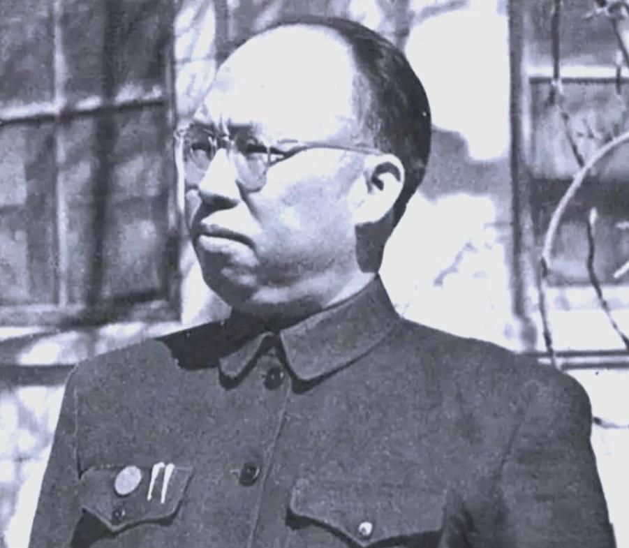 1929年，浙江脚夫叶长庚带两挺重机枪投奔红军，当场拒收500大洋赏钱。此后征战