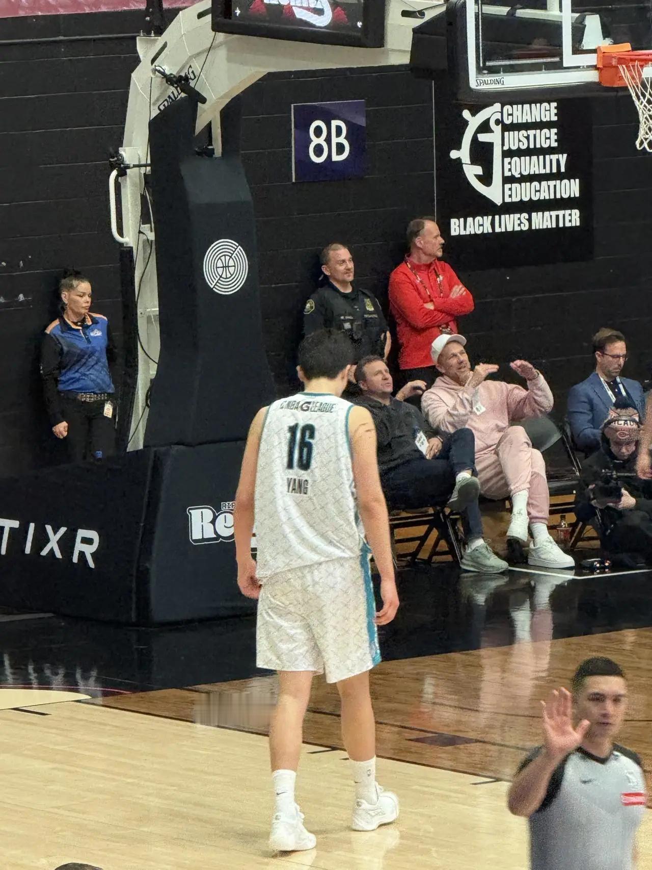 杨瀚森今日发展联盟比赛中拿下14分17板2助2帽数据， 内线统治力十足！我敢说在