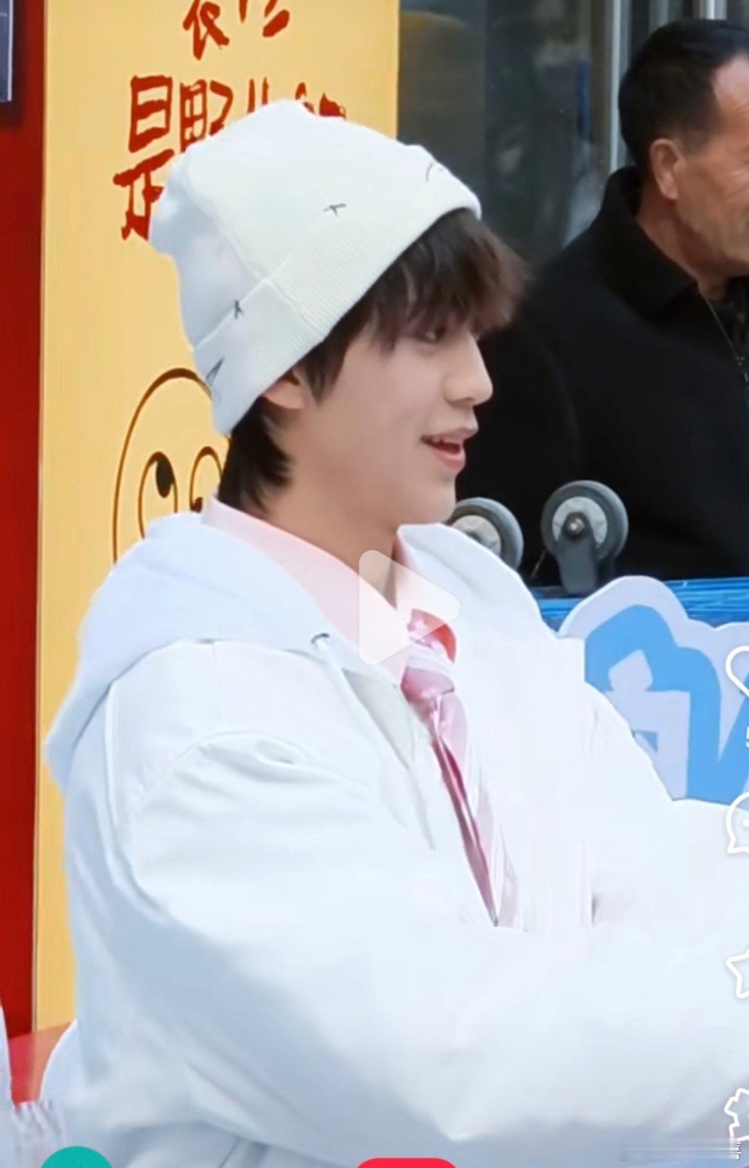 今天搞活动也不洗头吗？怎么还带帽子？？？？胖的下巴都看不见了 