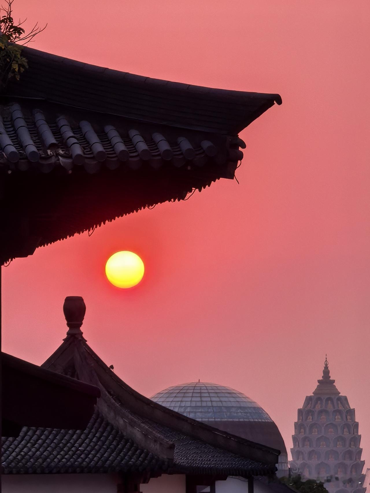 淹城夕照，夏日黄昏，登上淹城城楼看夕阳，不远处是宝林禅寺的观音阁，外人俗称“大菠