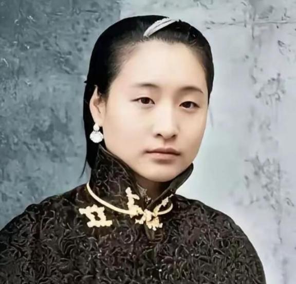 1916年，蔡锷病死了，小情人小凤仙参加完他的葬礼便消失了，直到1998年，她的