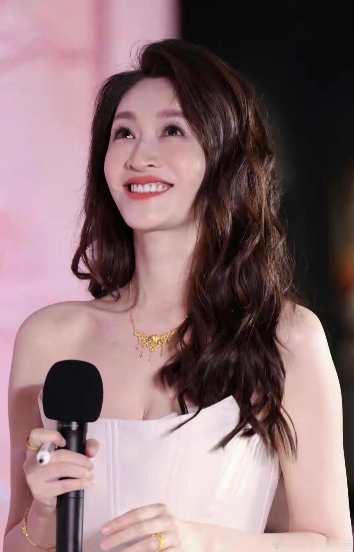李小冉疑回应离婚所以她去年的一路繁花的情绪很乱，也许也有这些原因吧？今年浪姐里情