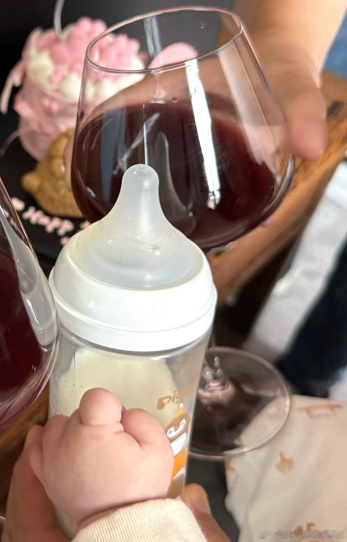 我感觉文婴手里拿的不是酒杯 是奶瓶 