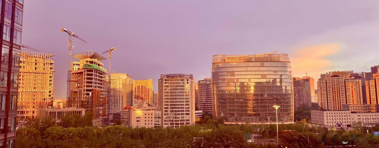 东边下雨西边晴，夕阳余晖映京城。
金光闪闪天地换，何日云开显金龙。
此时此刻的北