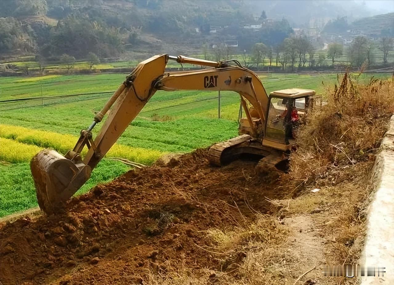 山西吕梁，女子在继父去世后，领取了继父16万元征地补偿款，10年后，村委认为女子
