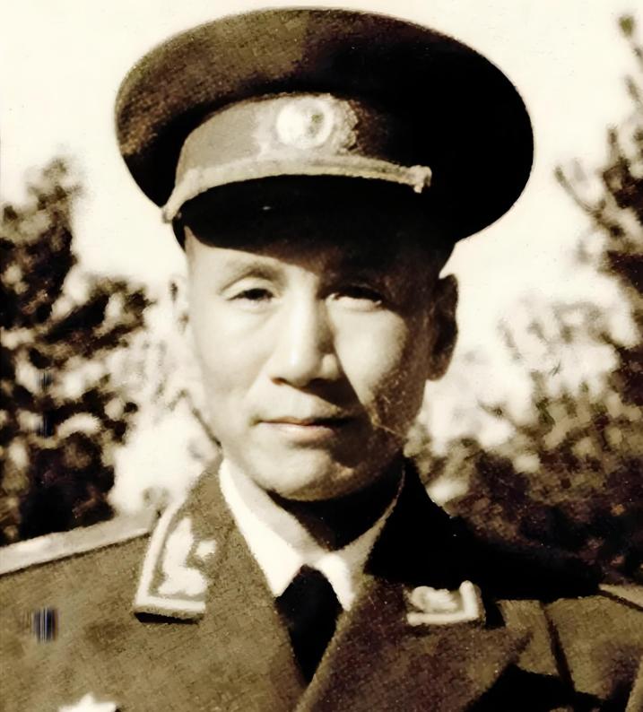 1941年，国军团长陈锐霆投奔新四军后，在夜里被人连捅3刀，杀手走后，伤重的他本