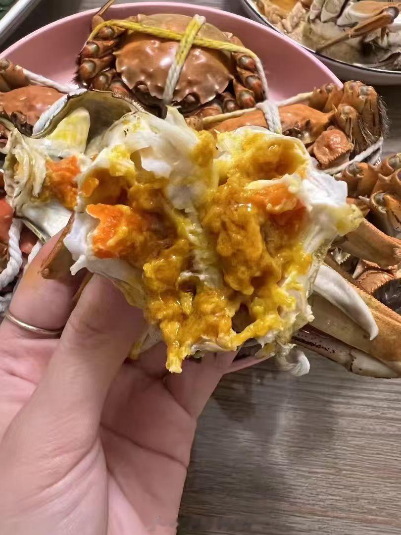 大闸蟹全线崩盘菜市场小个大闸蟹价格真的香，终于不用望而却步。但仔细看才知道，便宜