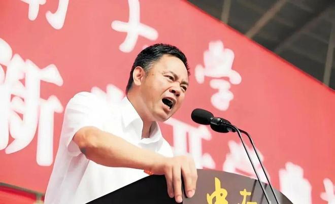 继前一日被“双开”之后，中南大学原校长张尧学又被撤销院士资格。

截至目前，实际