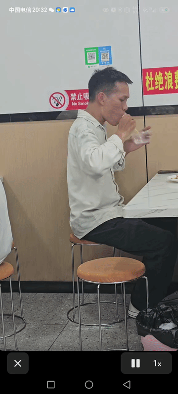 侧面看太像彭仕运老表了。
就差一个微笑。
身材很像。