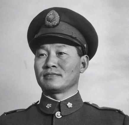 1951年，孙立人脱了衣服上床睡觉，习惯性地搂住老婆，却发现手感不对劲，他一怔，