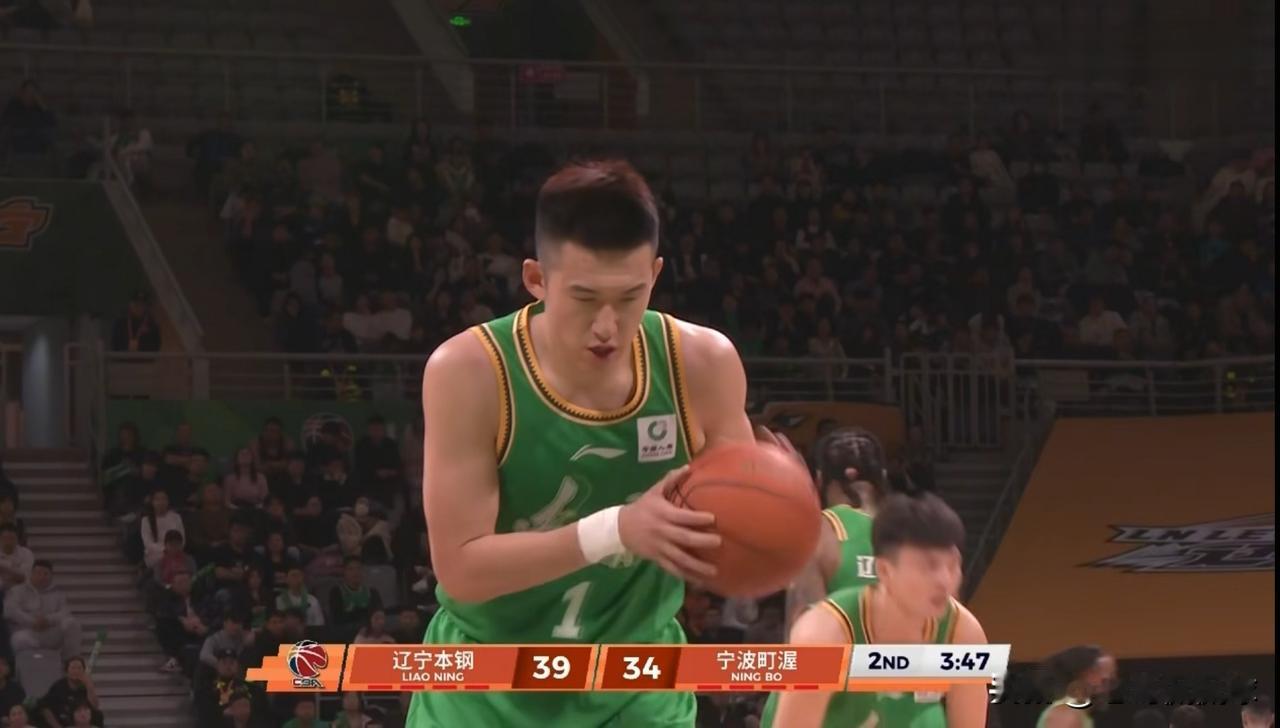 辽宁本钢大将付豪真是球队的顶梁柱！在今天辽宁本钢主场迎战宁波町渥的上半场比赛中，