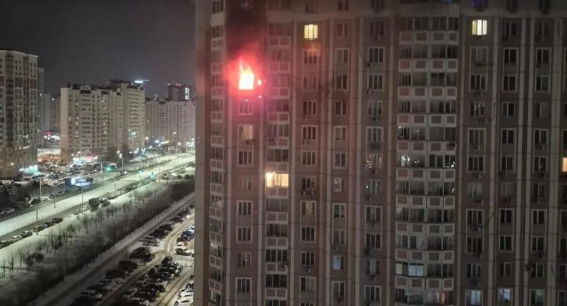 图文：俄罗斯一枚防空导弹击中俄顿河畔罗斯托夫市的一栋住宅楼

据目击者报告和上传