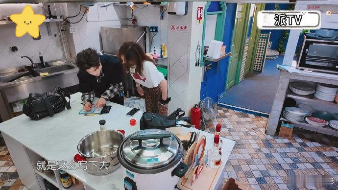  尹浩宇[超话]尹浩宇中餐厅语言担当的自我修养中餐厅尹浩宇在《中餐厅》的用心藏不