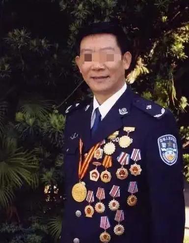 1992年，缉毒警陈新民多次执行卧底任务后受邀参加颁奖，岂料主办方突然直播，英雄
