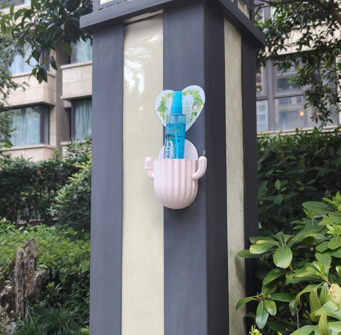 小事常常最能温暖人心。在小区里散步时，我无意间发现了一样东西，那可是夏天家家必备