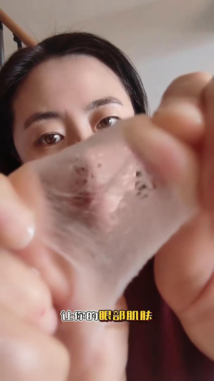 我不管你之前用的什么眼霜、眼膜，只要没效果赶紧换掉。这个悦蕾冻龄抗皱多效眼膜，大