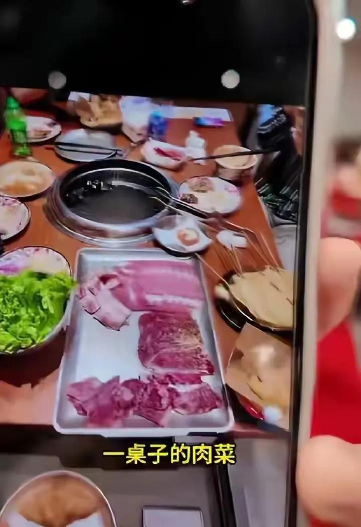 广东惠州，女子仨人去吃自助餐，花费380元，外加90元押金，店家明确规定，浪费食
