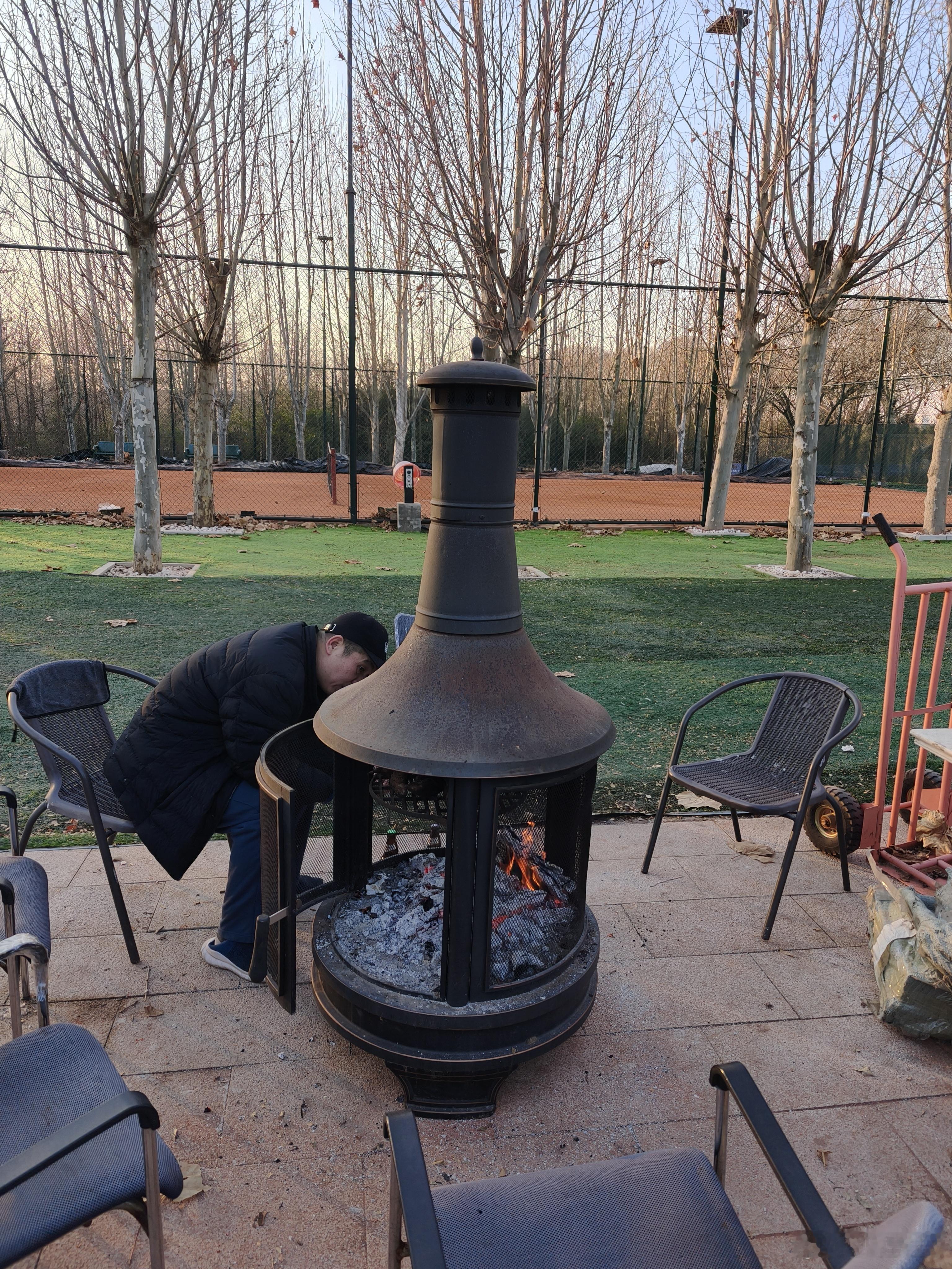 天气好!又组织了一场顺义凤凰红土养生局，打完还有室外烧烤取暖局。 