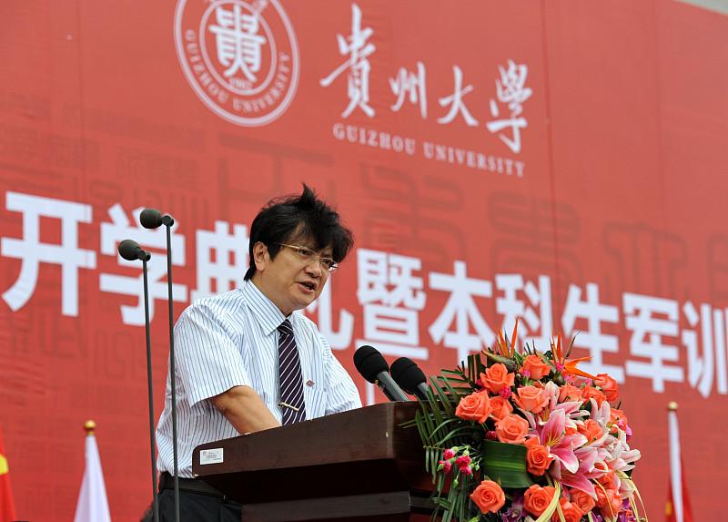 浙大开学典礼上，一位教授直接靠发型刷爆了朋友圈。
花白的头发留到快及肩，随意往后