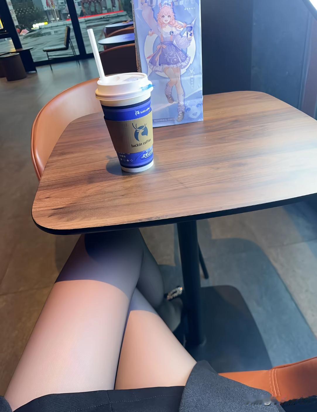 影子比你勇敢，至少它敢在黑暗里陪我