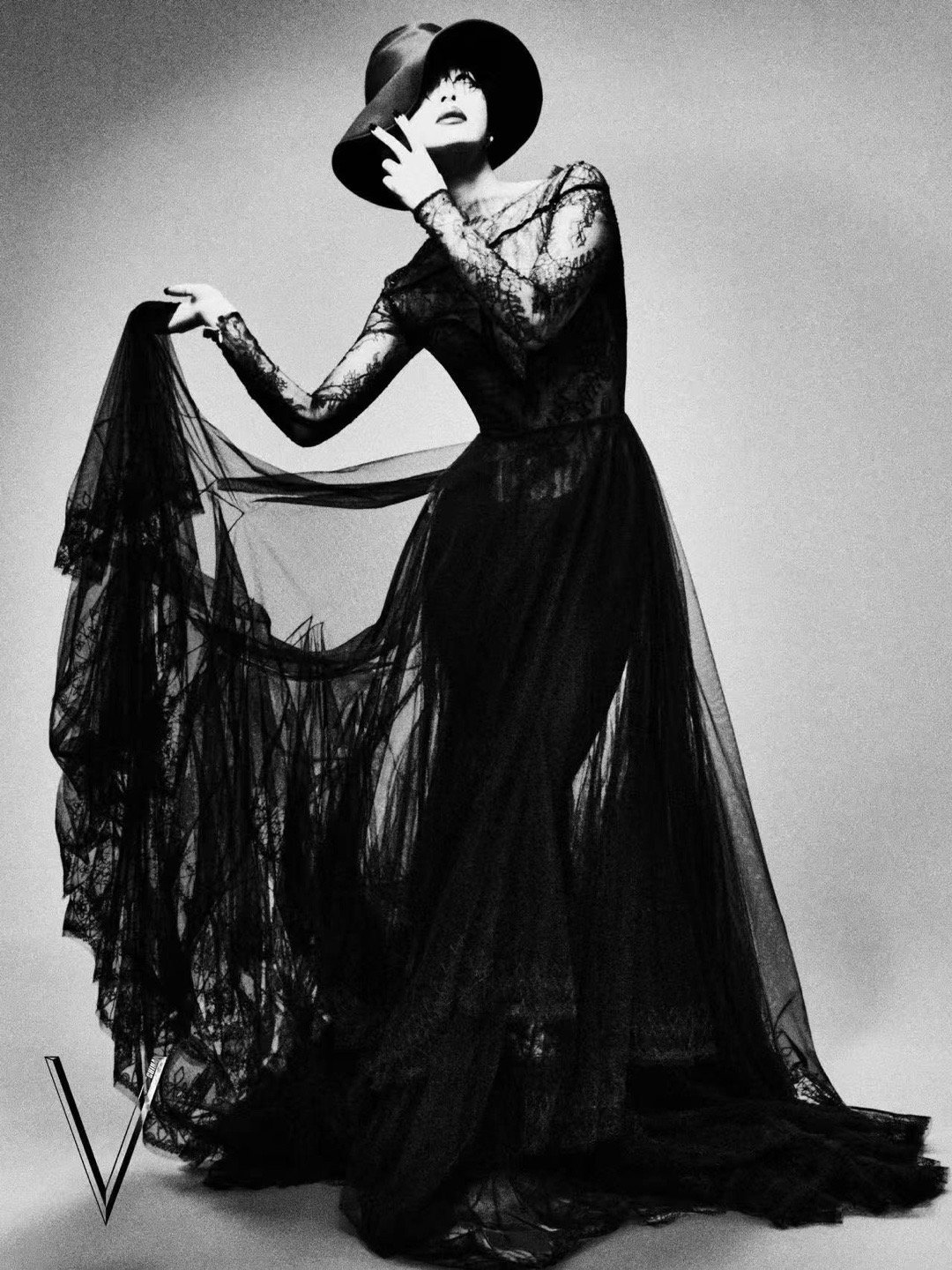 辛芷蕾再登V中文版封面 精彩接连不断！封面中的她展现多面魅力，而电影《日掛中天》