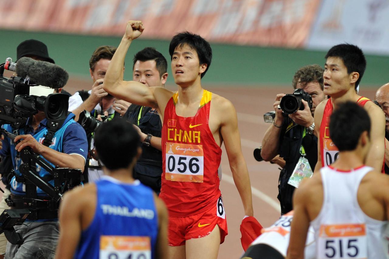 刘翔退役安置二选一事件持续发酵！中国速度黄种人的骄傲前世界纪保持者尴尬抉择。
 