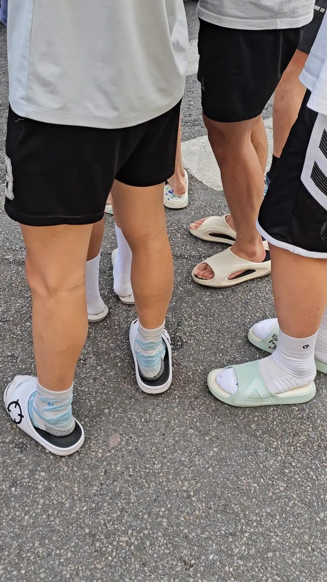 拖鞋开会？